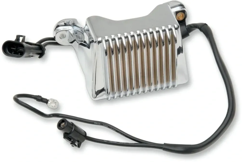 Regulátor dobíjení / regulátor napětí DRAG SPECIALTIES pro HARLEY DAVIDSON FLHT/ FLHR/ FLTR rok 2004-2005 barva chromová Dokud Zásoby Vydrží